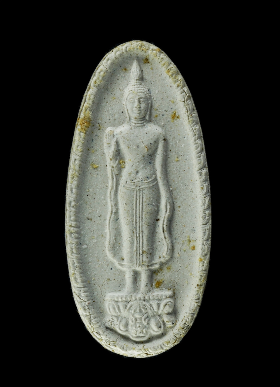 9Dec24 (45)ap.jpg - พระผงพระพุทธกาญจนพรสยามภูมิ พระพุทธรูปประจำวันเกิดพระบาทสมเด็จพระเจ้าอยู่หัว สร้างในวโรกาศทรงครองสิริราชสมบัติ 50 ปี พ.ศ.2539 เททองและพุทธาภิเษก ณ.อุโ [..] | https://kamulet.in.th